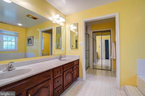 9400 Fox Hollow Dr, Rockville MD 20854-2083 exterior