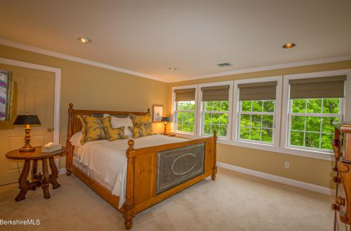 47 Fairwynds Dr, Lenox MA 01240-2729 exterior