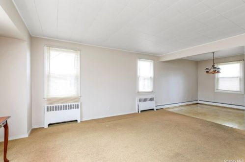 127 Berry St, Valley Stream NY 11580-3422 exterior