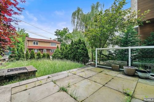 24 Casta Ln, Edgewater NJ 07020-1504 exterior