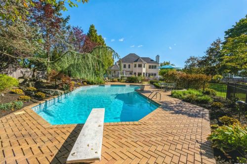 140 Hayrick Ln, Commack, NY 11725-1233