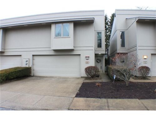 8084 Steven David Dr, Cleveland, OH 44149-1015