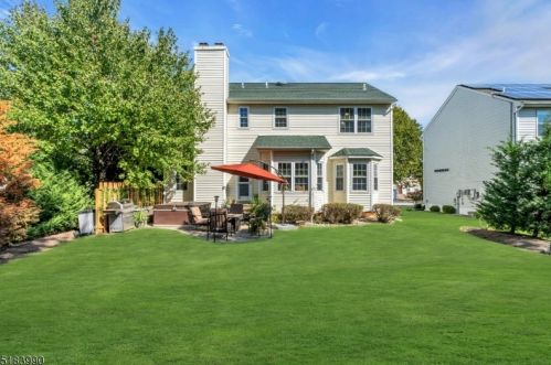 41 Heinrick Way, Bridgewater NJ 08807-5660 exterior