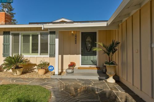 1326 Oregon Dr, Concord CA 94521-4640 exterior