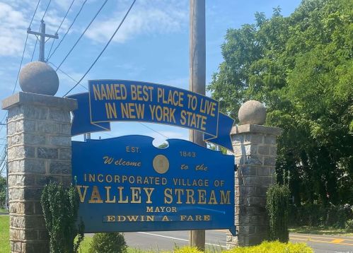 42 Mineola Ave, Valley Stream NY  11580-5908 exterior