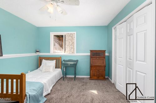 806 Grindle Dr, Lowell MI 49331-9326 exterior