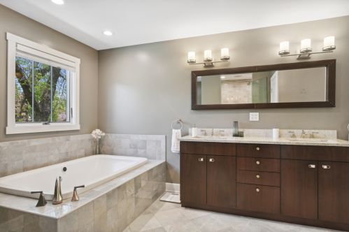 2955 Sunnyside Ave, Chicago IL 60630-3923 exterior