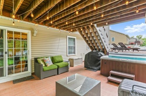 106 Harvest Ln, Milford CT 06461-1705 exterior