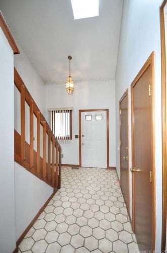 10 Oak Forest Dr, Manchester, CT 06042-4906