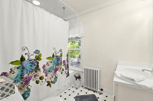 206 Norwalk Rd, Norwalk CT 06850-4316 exterior