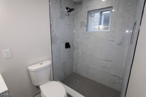 1045 Hunterdon St, Newark NJ  07112-2412 exterior