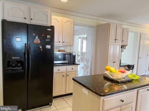 1011 Lehn Dr, Lancaster PA 17601-4884 exterior