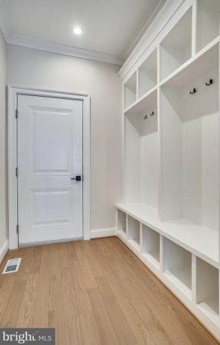 6811 Dillon Ave, Mc Lean VA 22101-4401 exterior