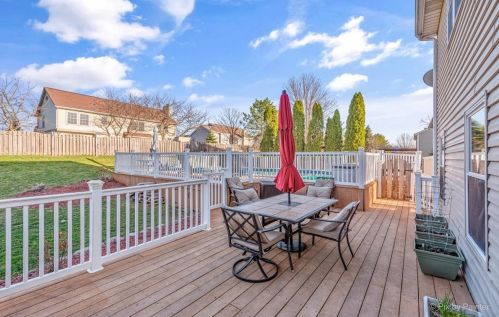 926 Stone Crk Cir, Bull Valley IL 60014-1935 exterior