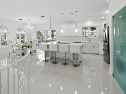 9980 Vanderbilt Dr, Naples FL 34108-2170 exterior