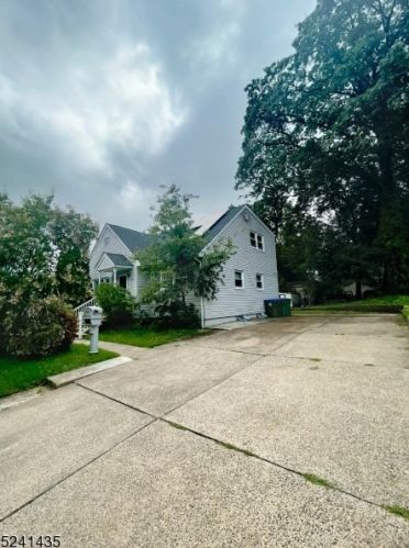 46 Blossom St, Edison NJ  08817-4244 exterior