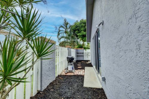 1499 17 St, Boca Raton FL 33486-6504 exterior