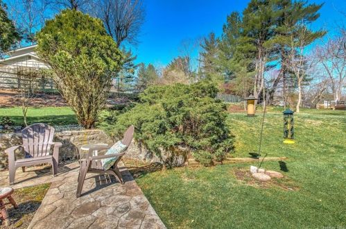 98 Hickory Rd, Briarcliff NY 10510-1221 exterior