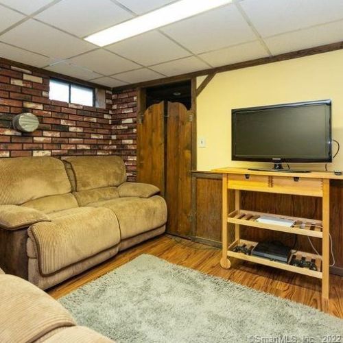 27 Magnolia Dr, Enfield CT 06082-2016 exterior