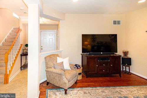 5000 Donovan Dr, Alexandria VA  22304-8619 exterior