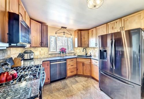 5576 Glass Rd, Pittsburgh PA 15205-9433 exterior