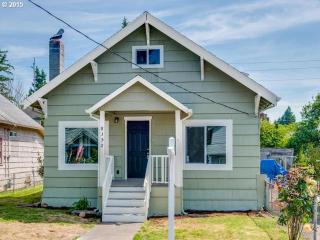 8052 Knight St, Portland, OR 97206-5861