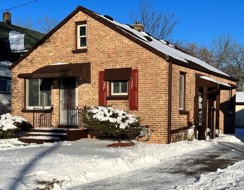 4828 18th St, Milwaukee, WI 53209-5702