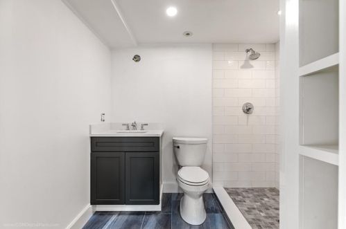 166 Ruggles Ave, Middletown RI 02840-4351 exterior