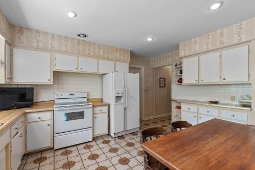 502 Spooner Rd, Milwaukee WI 53217-2829 exterior