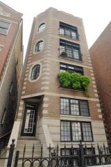 911 Roscoe St, Chicago IL  60657-1937 exterior