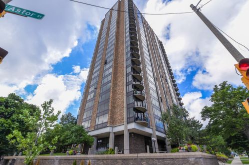 929 Astor St, Milwaukee WI  53202-3420 exterior