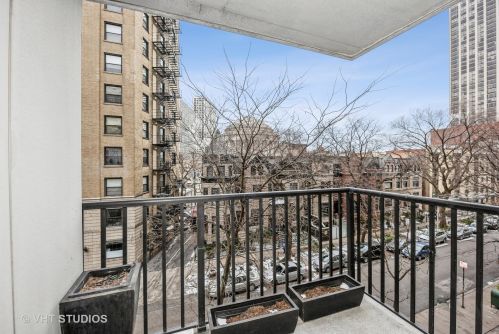 2740 Pine Grove Ave, Chicago IL  60614-6110 exterior