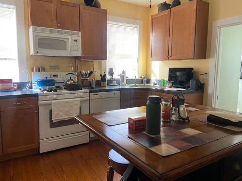 34 Hammond St, Middletown, RI 02840-4035