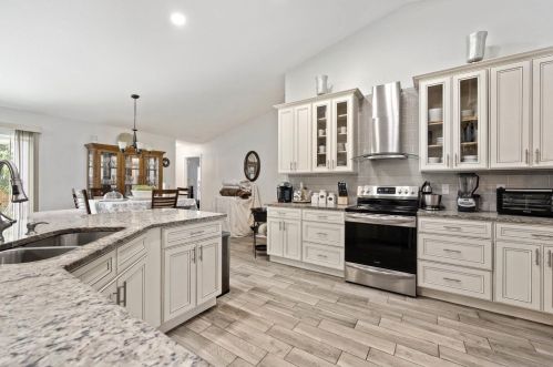 572 Mccomb Ave, Fort Pierce FL 34953-3924 exterior