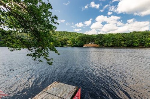 236 Roosevelt Dr, Seymour CT 06483-2118 exterior