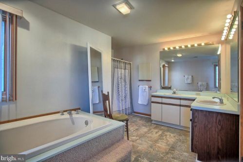 409 Dart Dr, Hanover PA 17331-1327 exterior