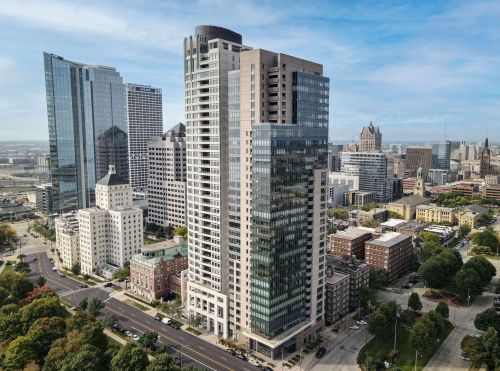 825 Prospect Ave, Milwaukee WI  53202-3915 exterior