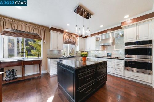 980 Rolling Wood Way, Concord CA 94521-5403 exterior