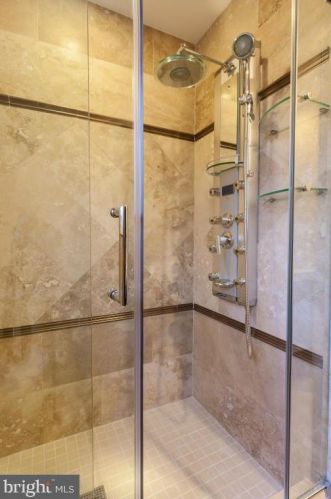 8213 Cooper St, Alexandria VA 22309-1052 exterior