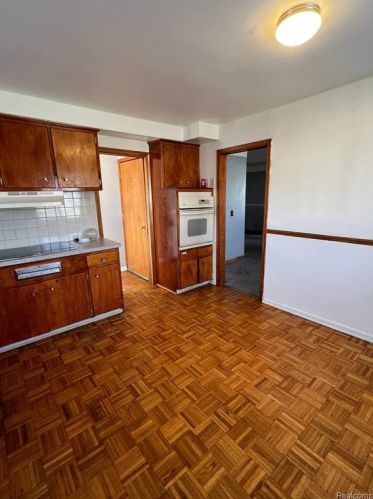 8168 Lochdale St, Dearborn Heights MI  48127-1284 exterior