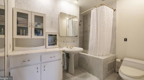 1078 Corn Crib Dr, Huntingdon Valley PA 19006-3306 exterior