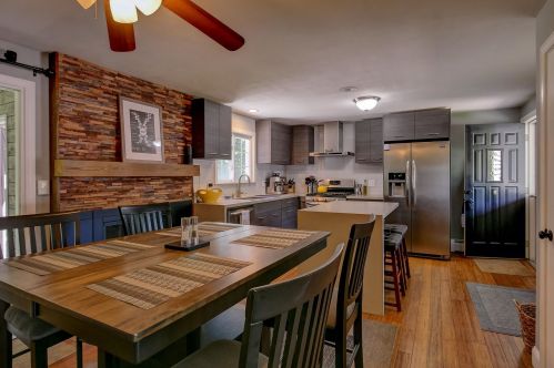 53 Kingston Rd, Plaistow NH 03865-2215 exterior