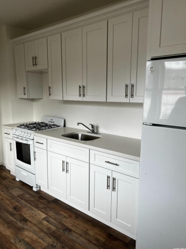 209 Cedar St, Valley Stream NY 11580-4907 exterior