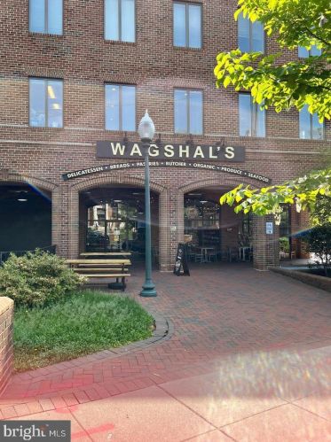 4200 Cathedral Ave, Washington DC  20016-4933 exterior