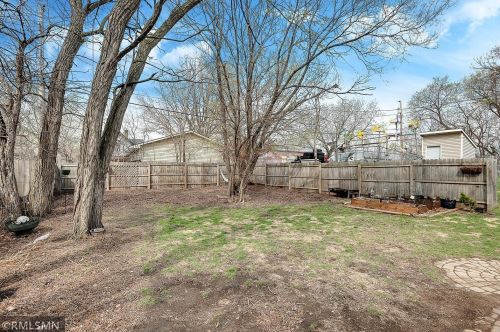 381 Case Ave, Saint Paul MN 55106-3527 exterior