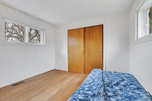 27 Essex St, Manchester CT 06040-4003 exterior