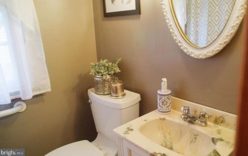 22 Lincoln Dr, Hanover PA 17331-4906 exterior