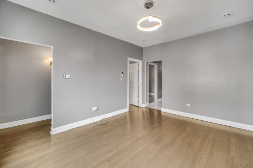 8223 Commercial Ave, Chicago IL 60617-2112 exterior