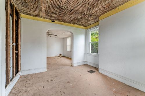 2233 Milligan Ave, Pittsburgh PA  15218-2136 exterior