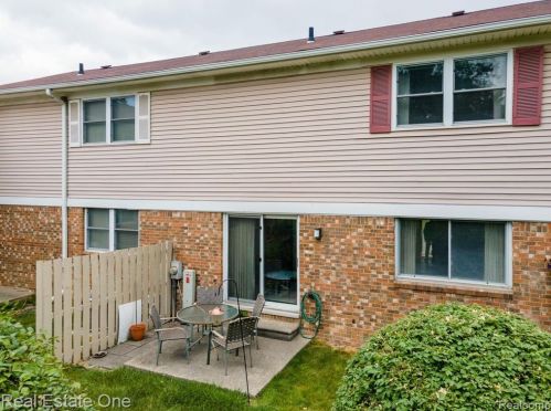 943 Kirts Blvd, Troy MI 48084-4837 exterior